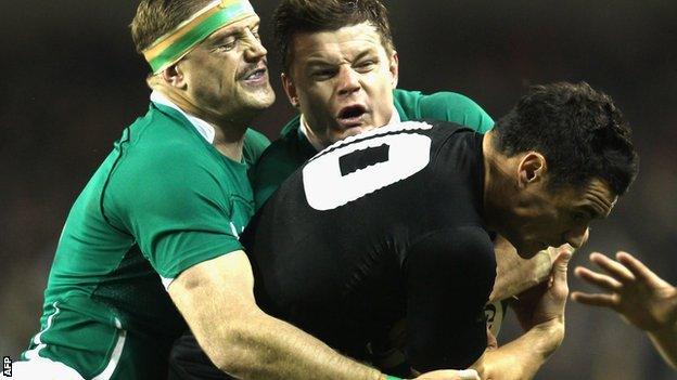 Heaslip and O'Driscoll tackle New Zealand's Dan Carter