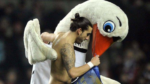 Cyril the Swan and Chico Flores