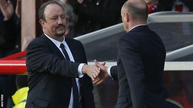 Chelsea manager Rafael Benitez shakes Brentford manager Uwe Rosler's hand