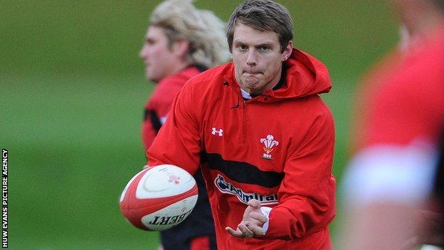 Dan Biggar in training with Wales