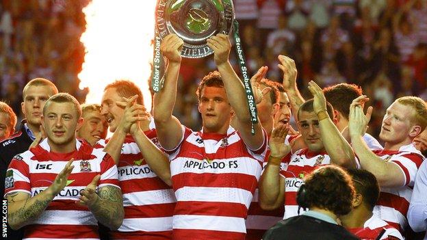 Wigan Warriors captain Sean O'Loughlin lifts the League Leaders' Shield in 2012