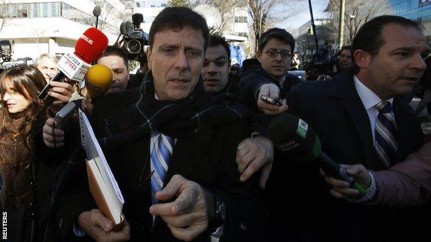 Eufemiano Fuentes (front centre) is surrounded by the media