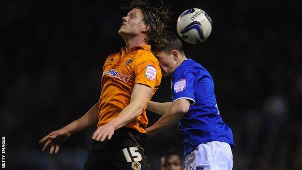 Michael Keane of Leicester (r) in action with Björn Bergmann Sigurdarson of Wolves