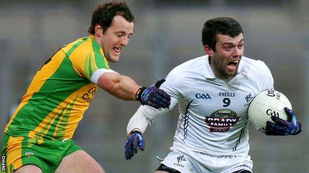 Michael Murphy battles with Padraig O'Neill