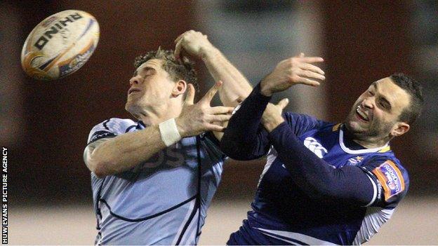 Cardiff Blues' Gavin Evans and Leinster's Dave Kearney compete for the ball