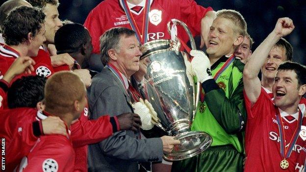 Sir Alex Ferguson celebrates with his 1999 Treble-winning team