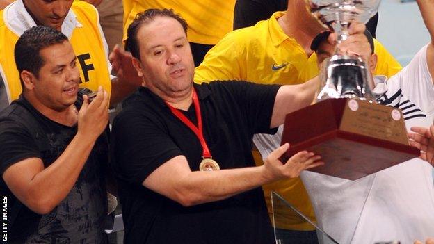 Nabil Maaloul (C) holds the Tunisian cup aloft