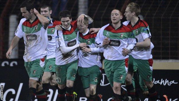 Glentoran celebrate Martin Murray's goal against St Patrick's Athletic