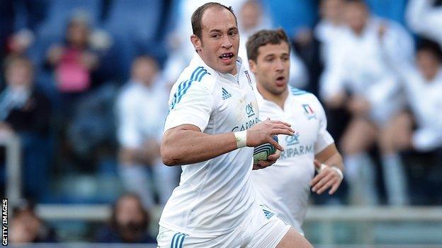 Sergio Parisse scores for Italy against France.