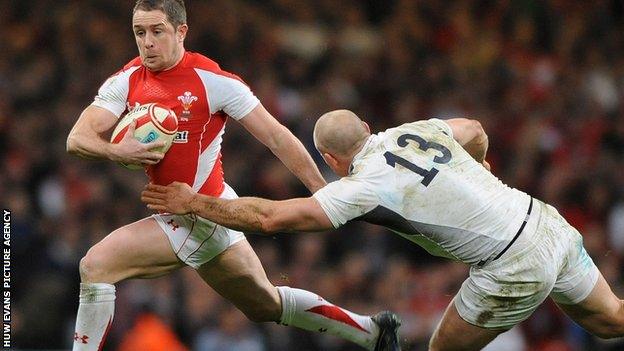 Shane Williams racing away from England centre Mike Tindall during the 2011 Six Nations