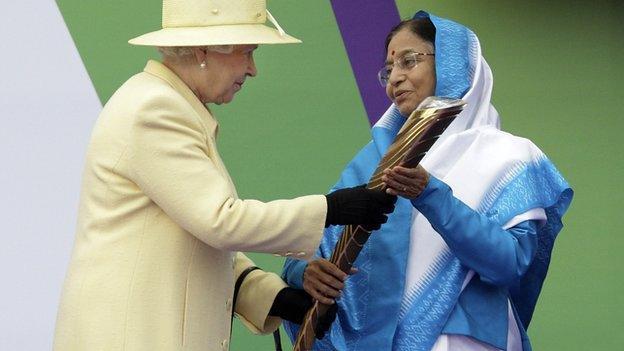 The Queen presents India's President Prathibha Devi Singh Patil with the baton to launch the Delhi Commonwealth Games