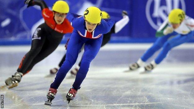 Elise Christie (centre)