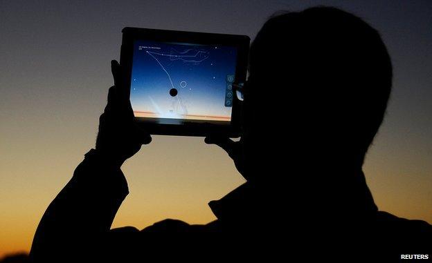 Tracking the Pan-Starrs comet via tablet