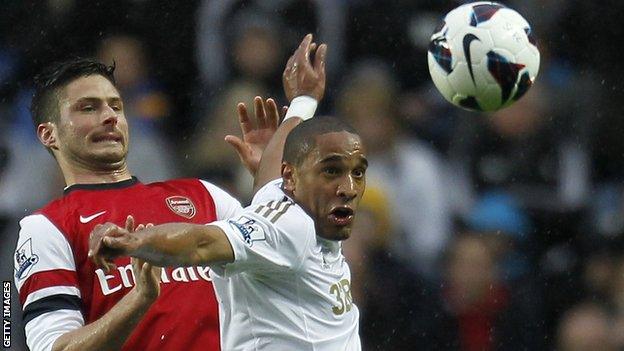 Ashley Williams challenges Arsenal Olivier Giroud