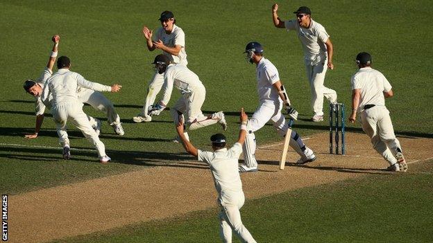 Tim Southee catches Steven Finn