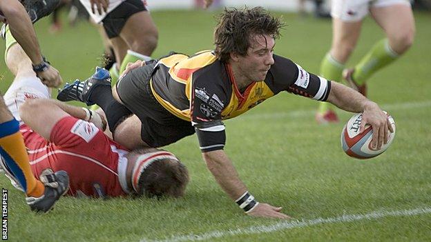 Jonny Bentley scoring his last try as a Cornish Pirate against London Welsh