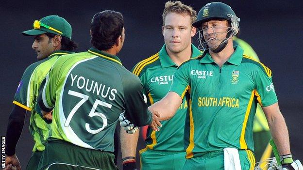 Pakistan's Younus Khan and South Africa captain AB de Villiers shake hands after South Africa win the one-day series