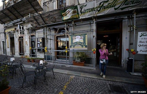 Quake-striken bar in L'Aquila