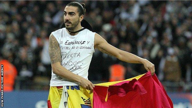 Chico Flores impersonates a bullfighter