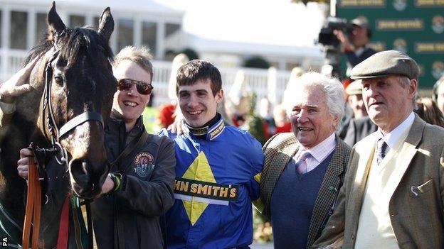 Jockey Ryan Mania (centre) and horse Aurora Encore (left)