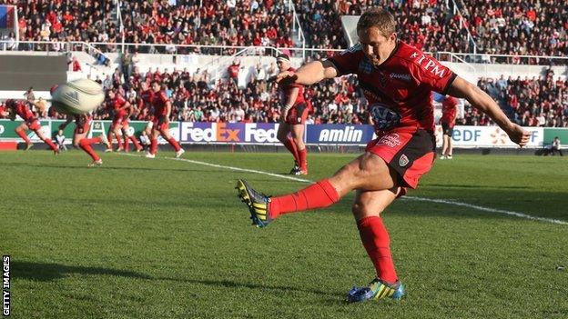 Jonny Wilkinson lands one of his six successful penalty kicks