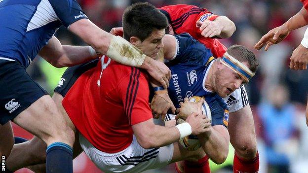 Conor Murray tackles Jamie Heaslip