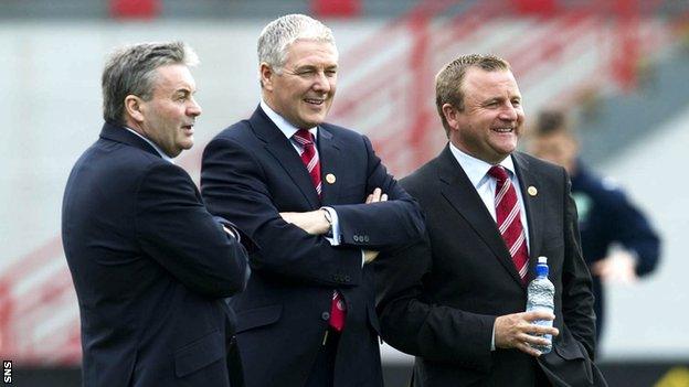 Hamilton chairman Les Gray (centre)