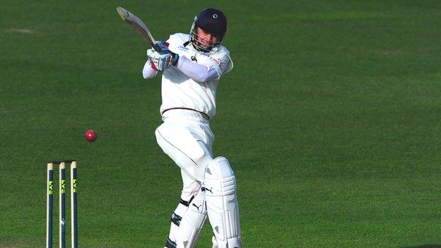 Scott Borthwick pulls for four at Edgbaston