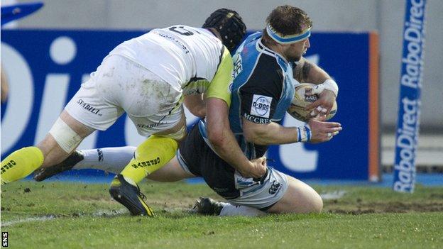 Glasgow prop Ryan Grant plunges over for his second score