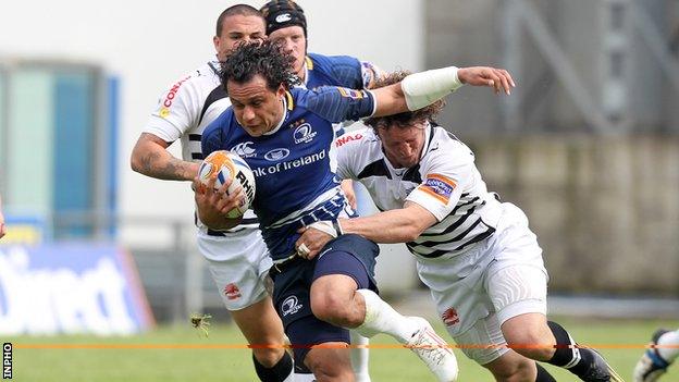 Leinster full-back Isa Nacewa is tackled by Mauro Bergamasco