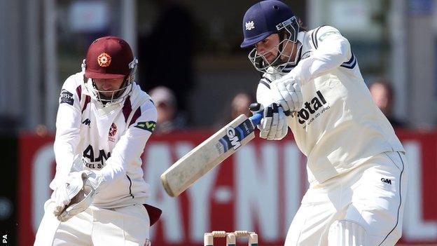 Alex Gidman batting against Northants