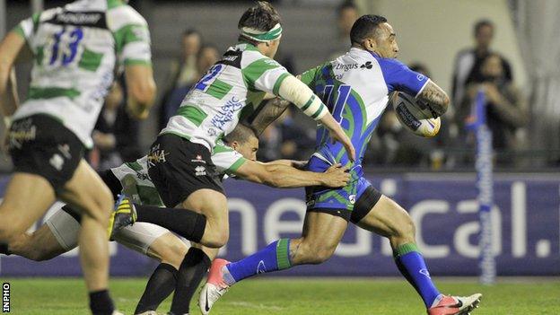 Connacht's Fetu'u Vainikolo goes over for a try