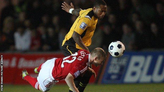 Newport's Aaron O'Connor and Wrexham's Dean Keates