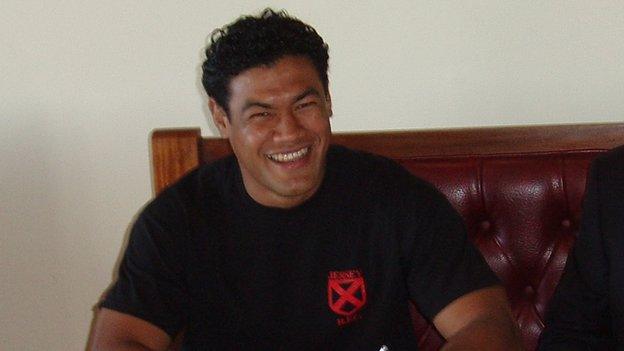 Latu Makaafi signing for Jersey in 2006