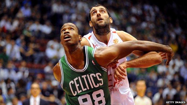 Jason Collins boxes out an opponent