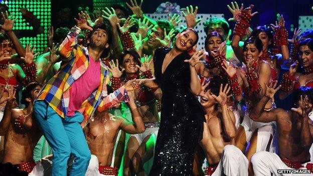 Sonakshi Sinha (R) and actor Ranbir Singh during the 2011 International Indian Film Academy awards