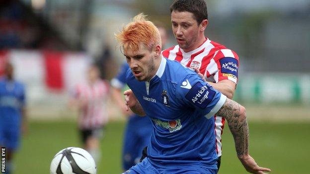 Derry's Rory Patterson battles with Limerick's Steve Folan at the Brandywell