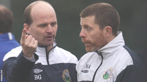 Warrenpoint manager Barry Gray (left)