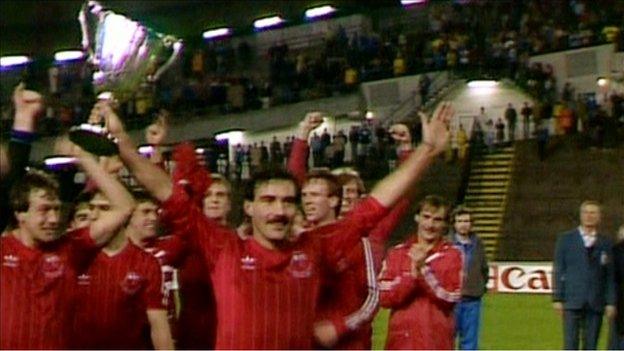 Willie Miller trophy aloft