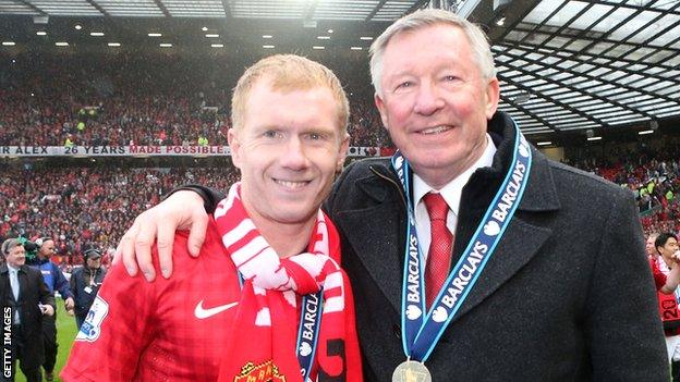 Paul Scholes (l) with Manchester United manager Sir Alex Ferguson