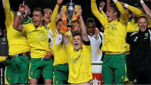 Norwich City U18s lift the FA Youth Cup