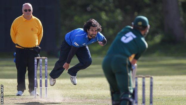 Amjad Khan bowls to GH Smit