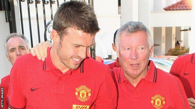 Michael Carrick (l) and Sir Alex Ferguson