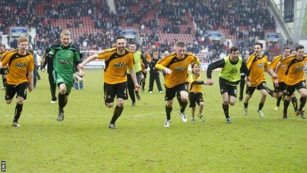 Alloa celebrate their promotion