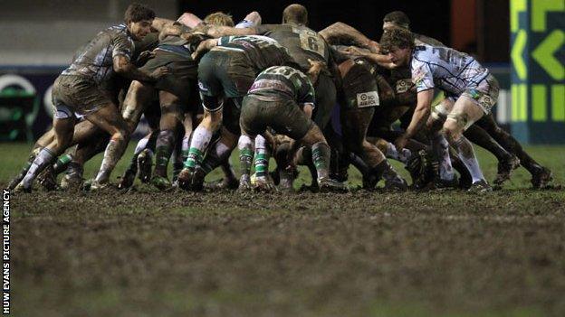 Players struggle with muddy conditions at Cardiff Arms Park