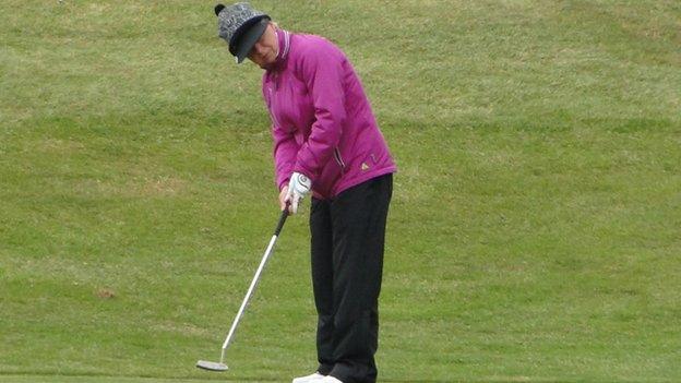 Jenny Deeley putting