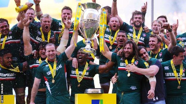 Leicester Tigers lift the Aviva Premiership trophy