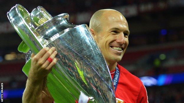 Arjen Robben with the Champions League trophy