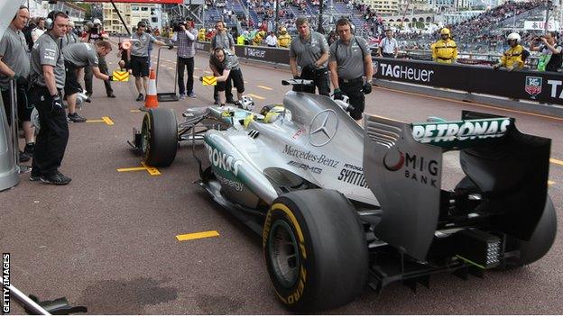 Mercedes team change tyres in Monaco