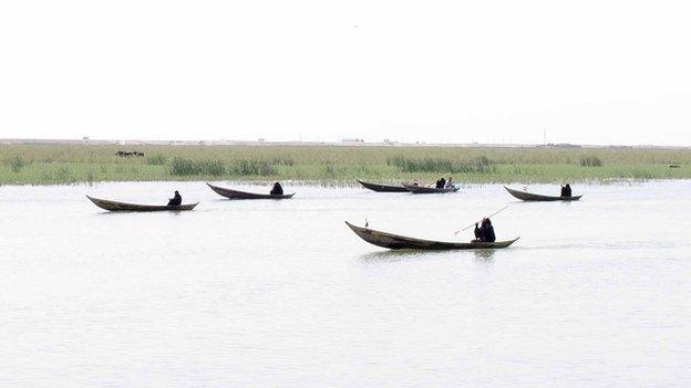 Women in traditional Iraqi boats